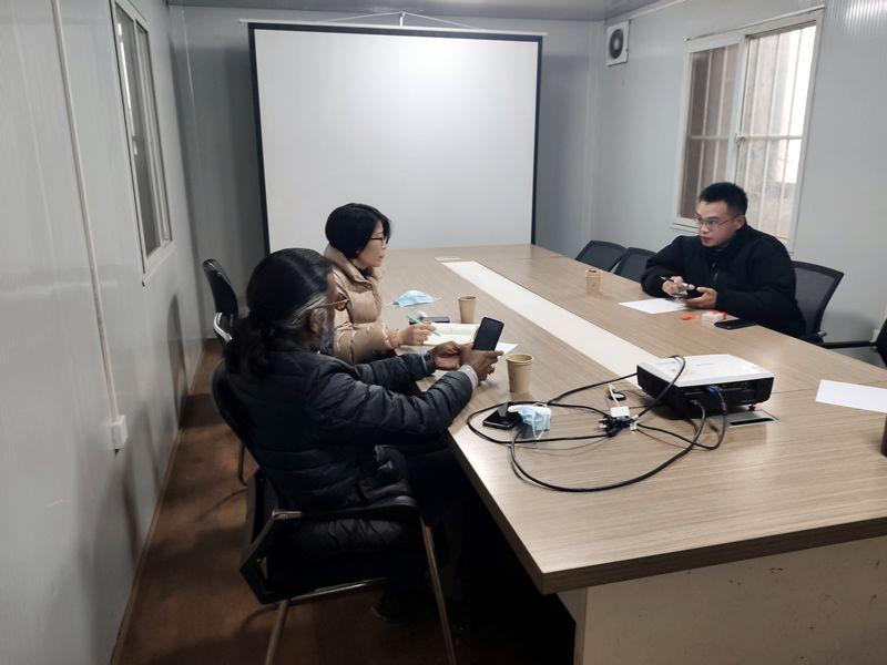 國(guó)外客戶來我廠考察，試駕奔馬小型壓路機(jī)