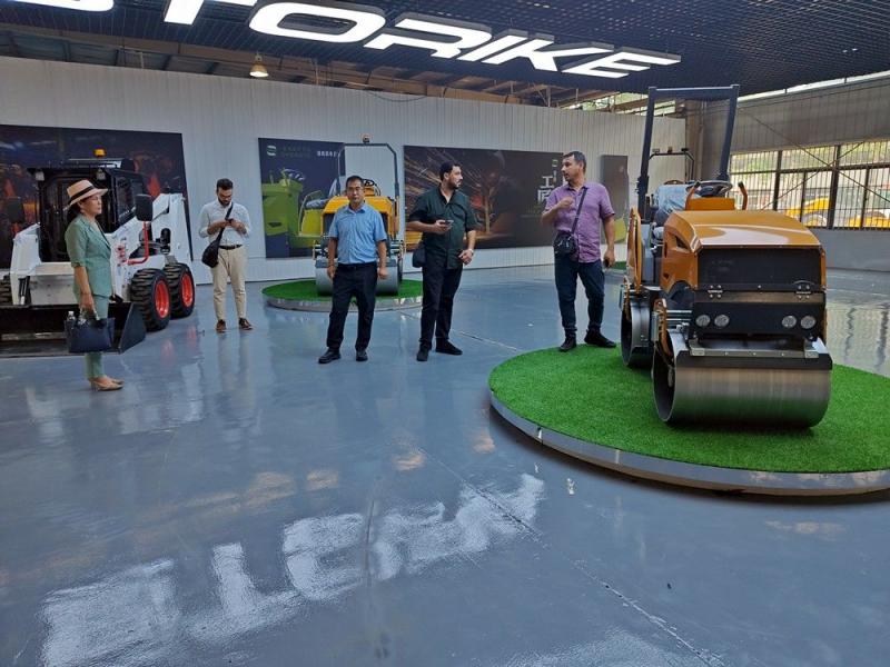 國外客戶來我廠參觀考察小型壓路機(jī)，并達(dá)成合作意向
