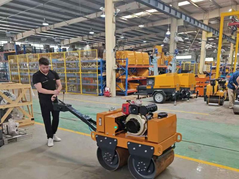 國外客戶來我廠參觀考察小型壓路機(jī)、移動(dòng)照明車等產(chǎn)品