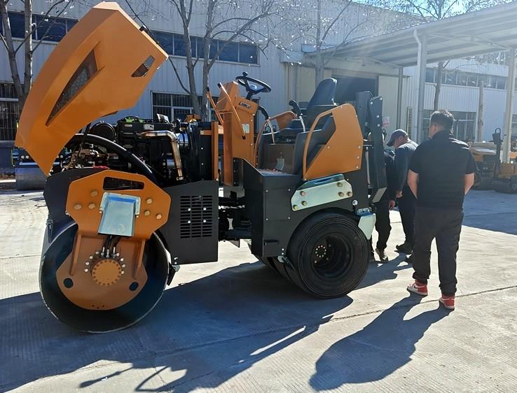 3月18日，哈薩克斯坦客戶來廠體驗考察5噸膠輪壓路機