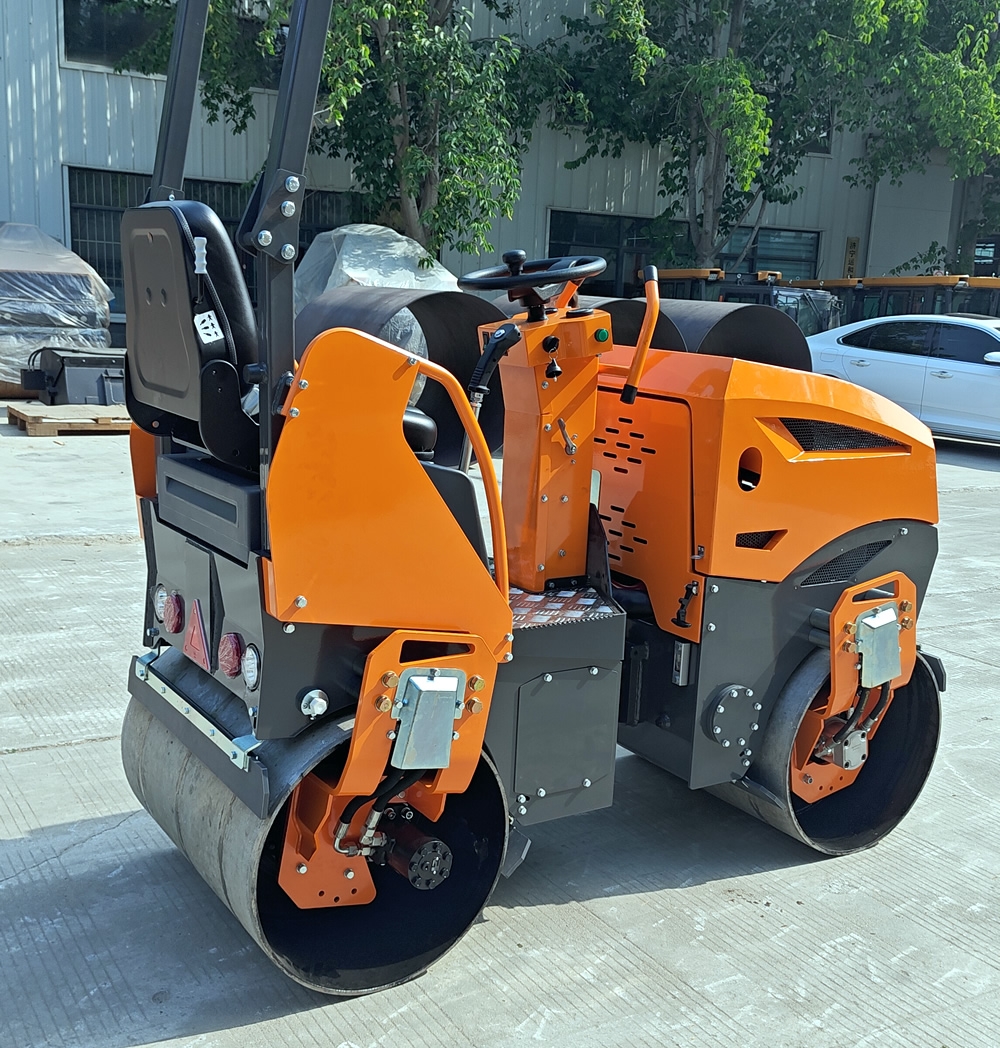 新款1.5噸小型座駕式壓路機(jī)BM1500