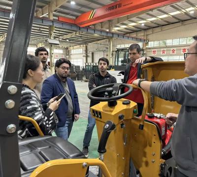 國(guó)外客戶(hù)來(lái)廠(chǎng)參觀小型壓路機(jī)