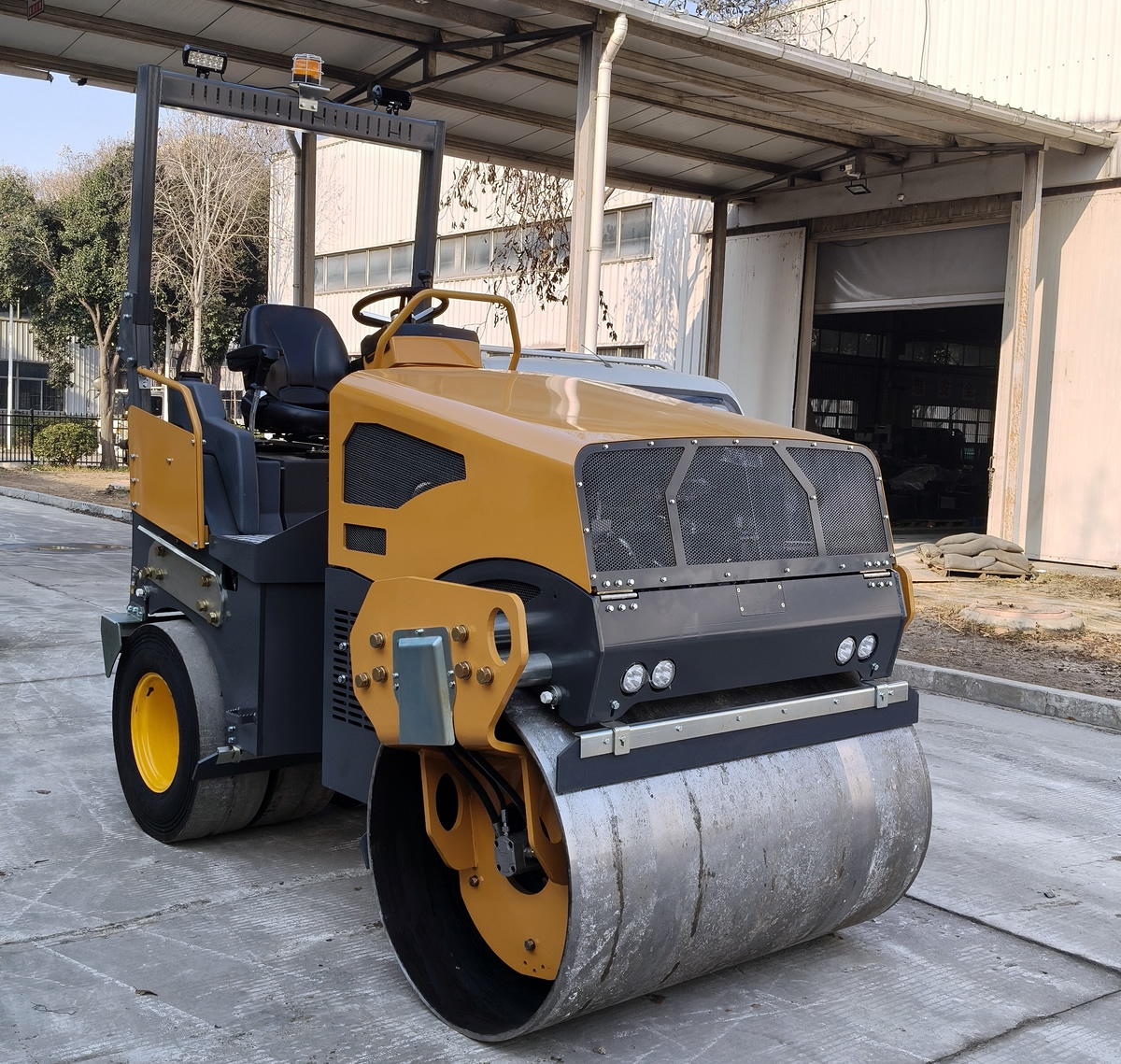 奔馬5噸小型座駕前鋼輪后膠輪壓路機(jī)BM5000D