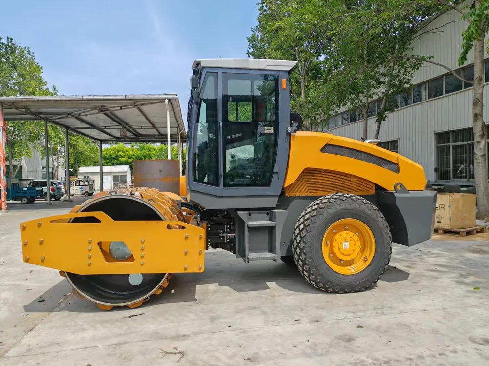 新款8噸座駕式單鋼輪壓路機(jī)BM8000