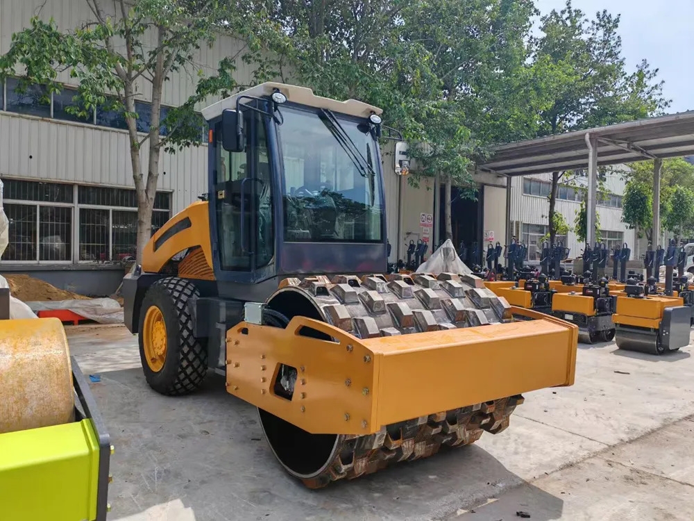 新款8噸座駕式單鋼輪壓路機(jī)BM8000