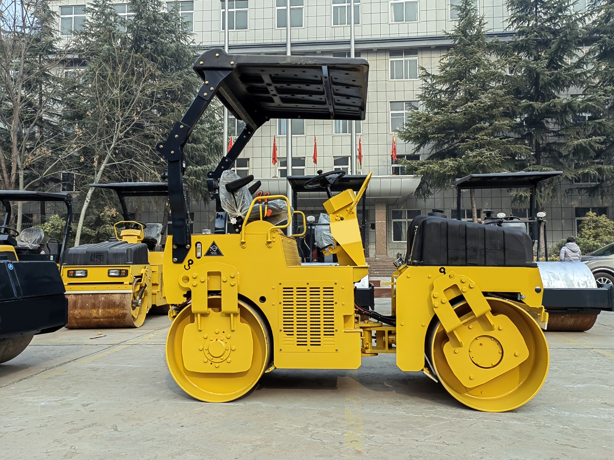 鉸接式雙鋼輪振動壓路機BM3.5F-4