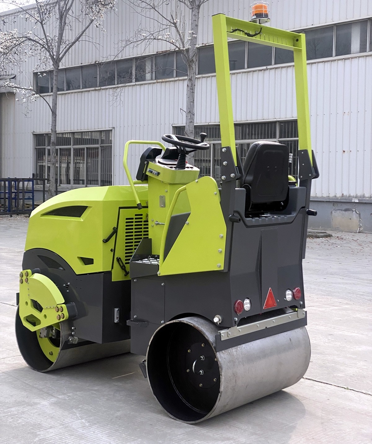 新款2噸鉸接式雙鋼輪單臂懸掛壓路機(jī)BM2000U