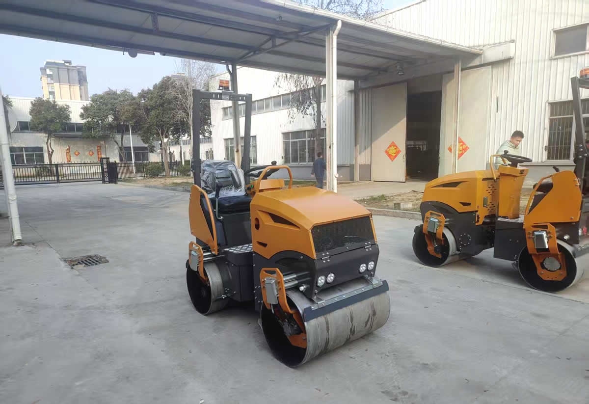 新款小型座駕式壓路機(jī)BM1800