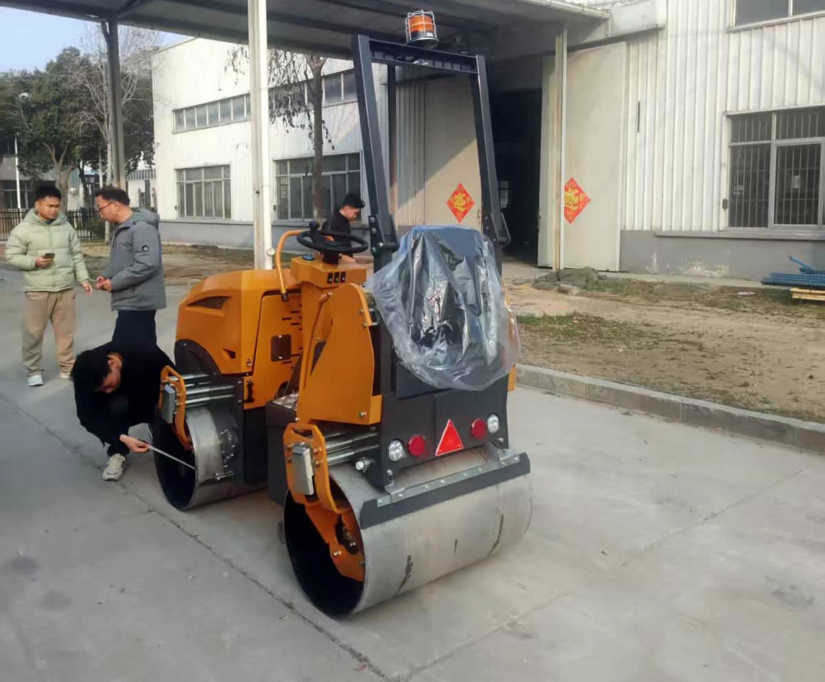 新款小型座駕式壓路機(jī)BM1800